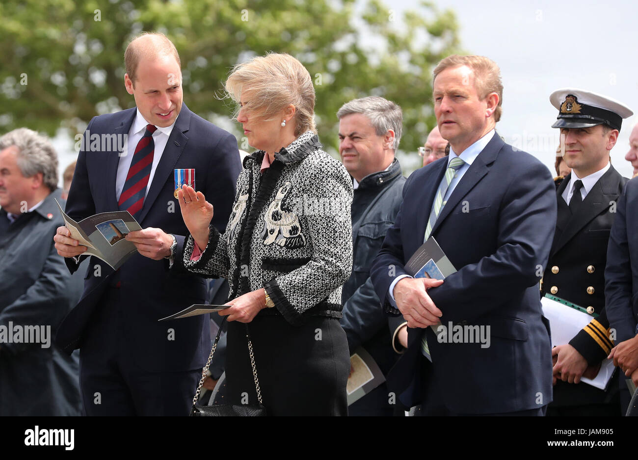 Il Duca di Cambridge (sinistra), la principessa Astrid del Belgio e Taoiseach Enda Kenny davanti a una cerimonia presso l'isola di Irlanda Peace Park di Messines, Belgio per commemorare la battaglia di Messines Ridge. Foto Stock