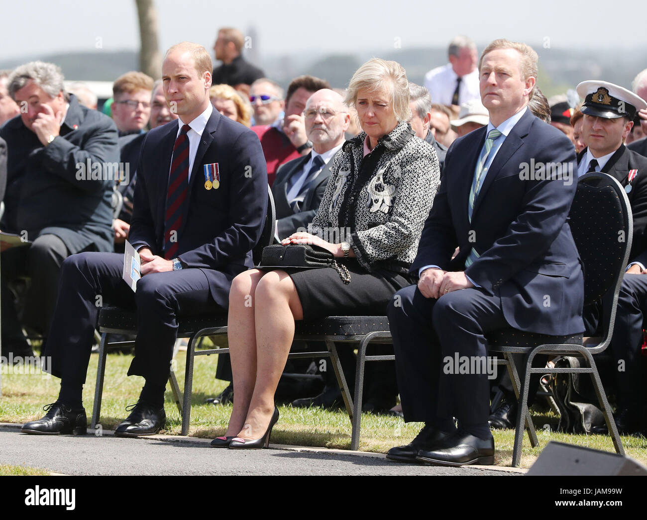 Il Duca di Cambridge, Principessa Astrid del Belgio e Taoiseach Enda Kenny (destra) davanti a una cerimonia presso l'isola di Irlanda Peace Park di Messines, Belgio per commemorare la battaglia di Messines Ridge. Foto Stock