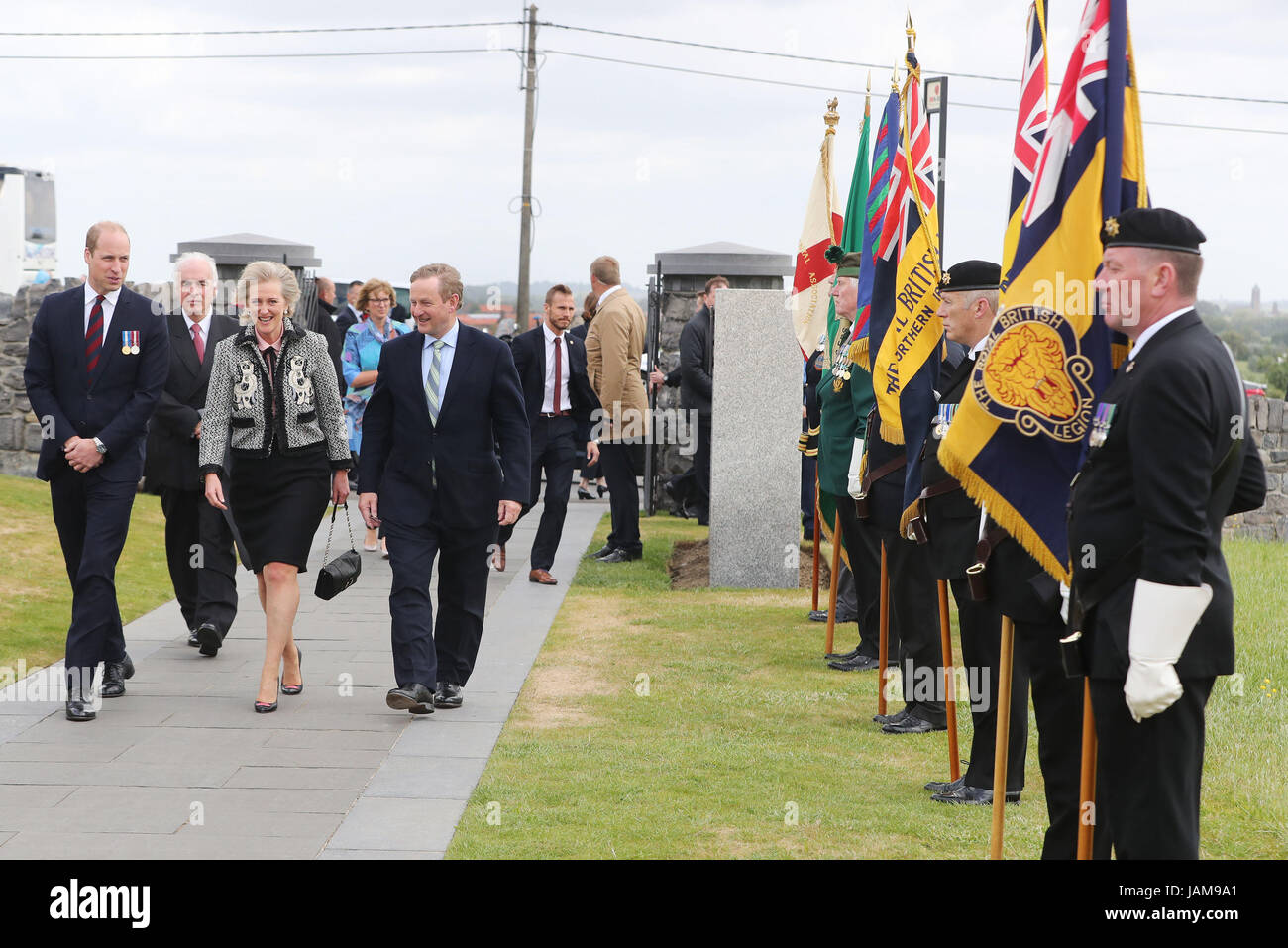 Il Duca di Cambridge (sinistra), la principessa Astrid del Belgio e Taoiseach Enda Kenny arriva per una cerimonia presso l'isola di Irlanda Peace Park di Messines, Belgio per commemorare la battaglia di Messines Ridge. Foto Stock