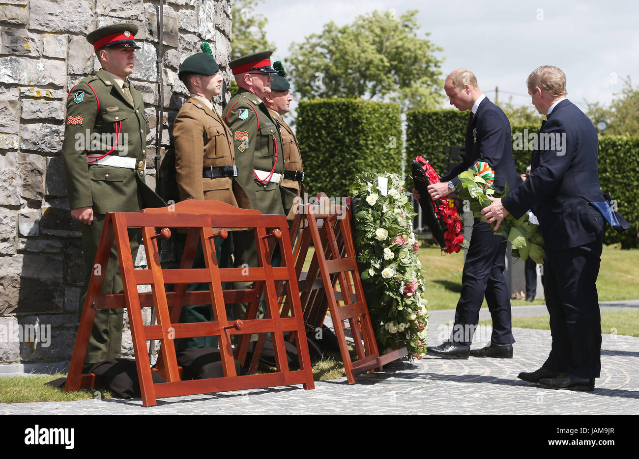 Il Duca di Cambridge e Taoiseach Enda Kenny (destra) lay ghirlande nel corso di una cerimonia presso l'isola di Irlanda Peace Park di Messines, Belgio per commemorare la battaglia di Messines Ridge. Foto Stock