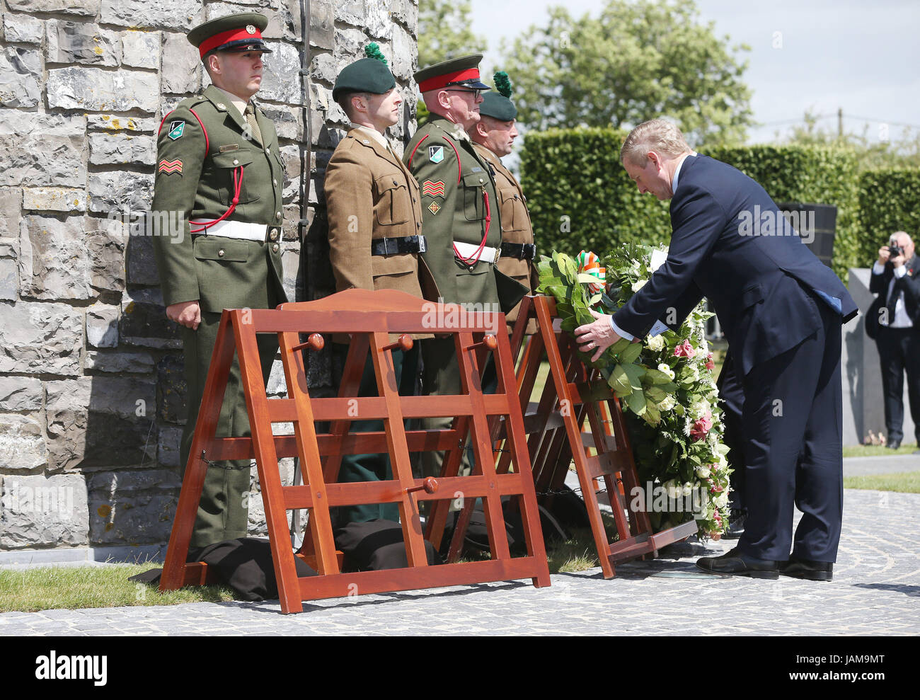 Taoiseach Enda Kenny stabilisce una corona nel corso di una cerimonia presso l'isola di Irlanda Peace Park di Messines, Belgio per commemorare la battaglia di Messines Ridge. Foto Stock