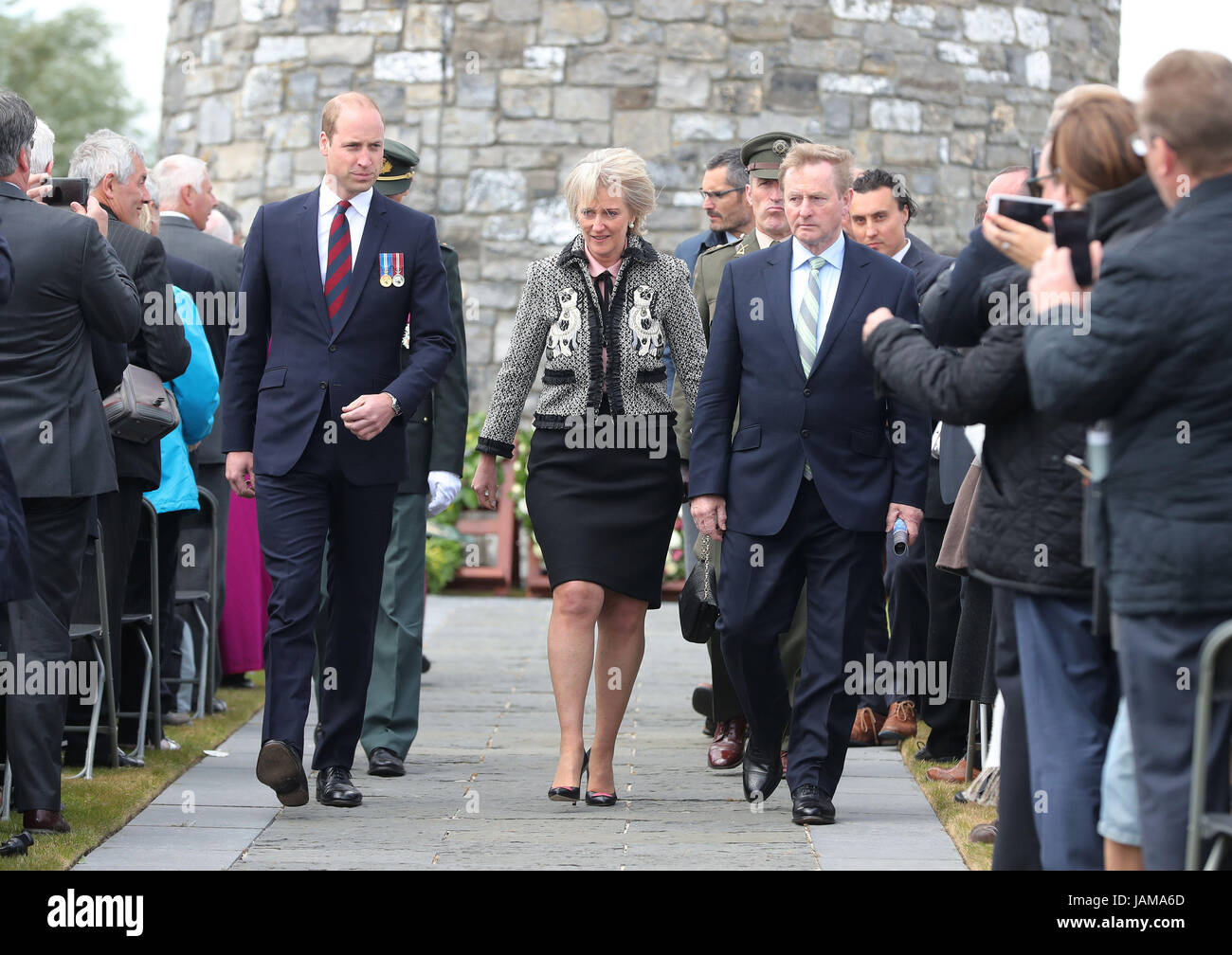 Il Duca di Cambridge, Principessa Astrid del Belgio e Taoiseach Enda Kenny (destro) a seguito di una cerimonia presso l'isola di Irlanda Peace Park di Messines, Belgio per commemorare la battaglia di Messines Ridge. Foto Stock