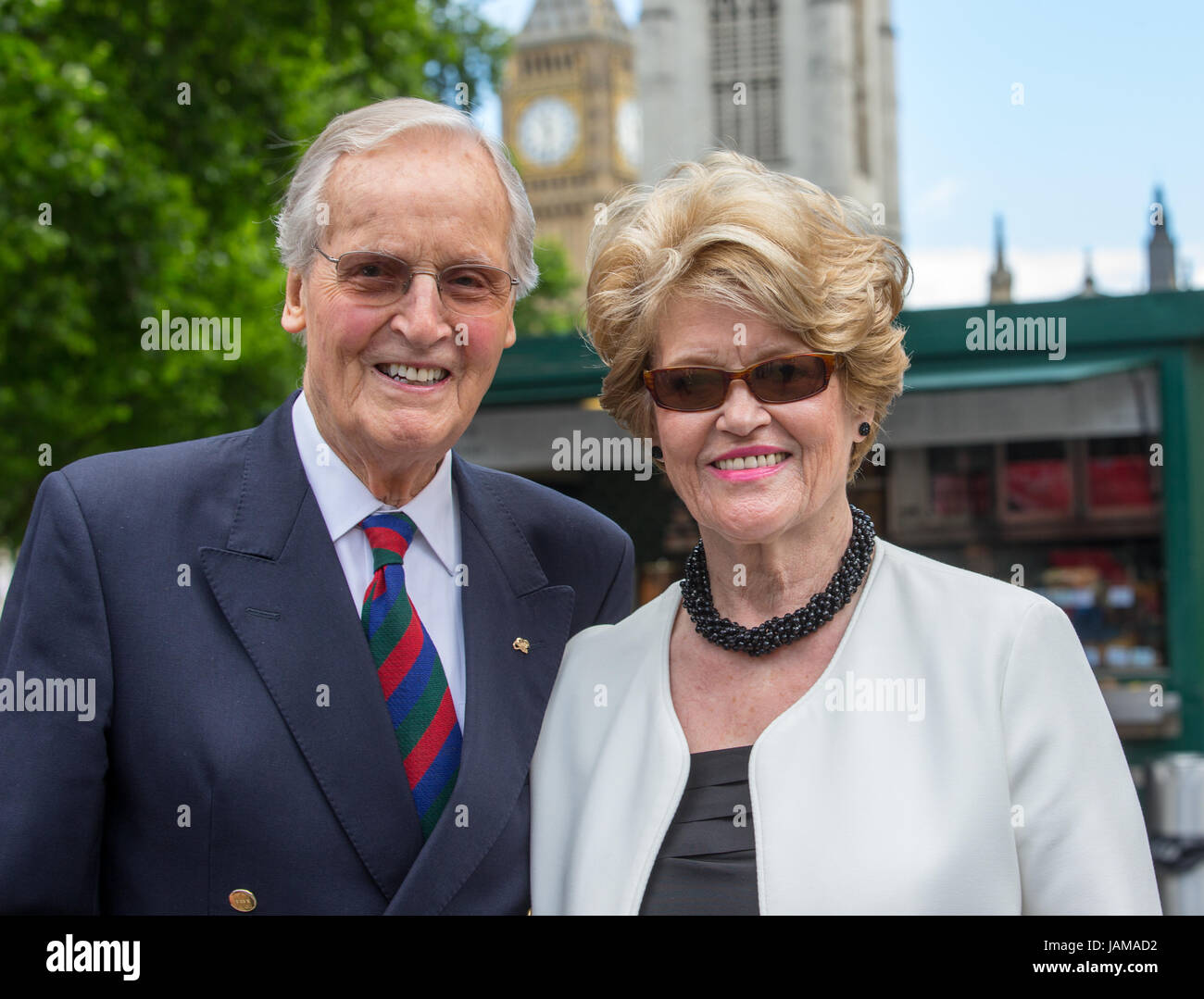Nicholas Parsons e sua moglie Ann Rinaldo arriva per il servizio di ringraziamento per la vita e il lavoro di Ronnie Corbett presso l'Abbazia di Westminster, Londra Foto Stock