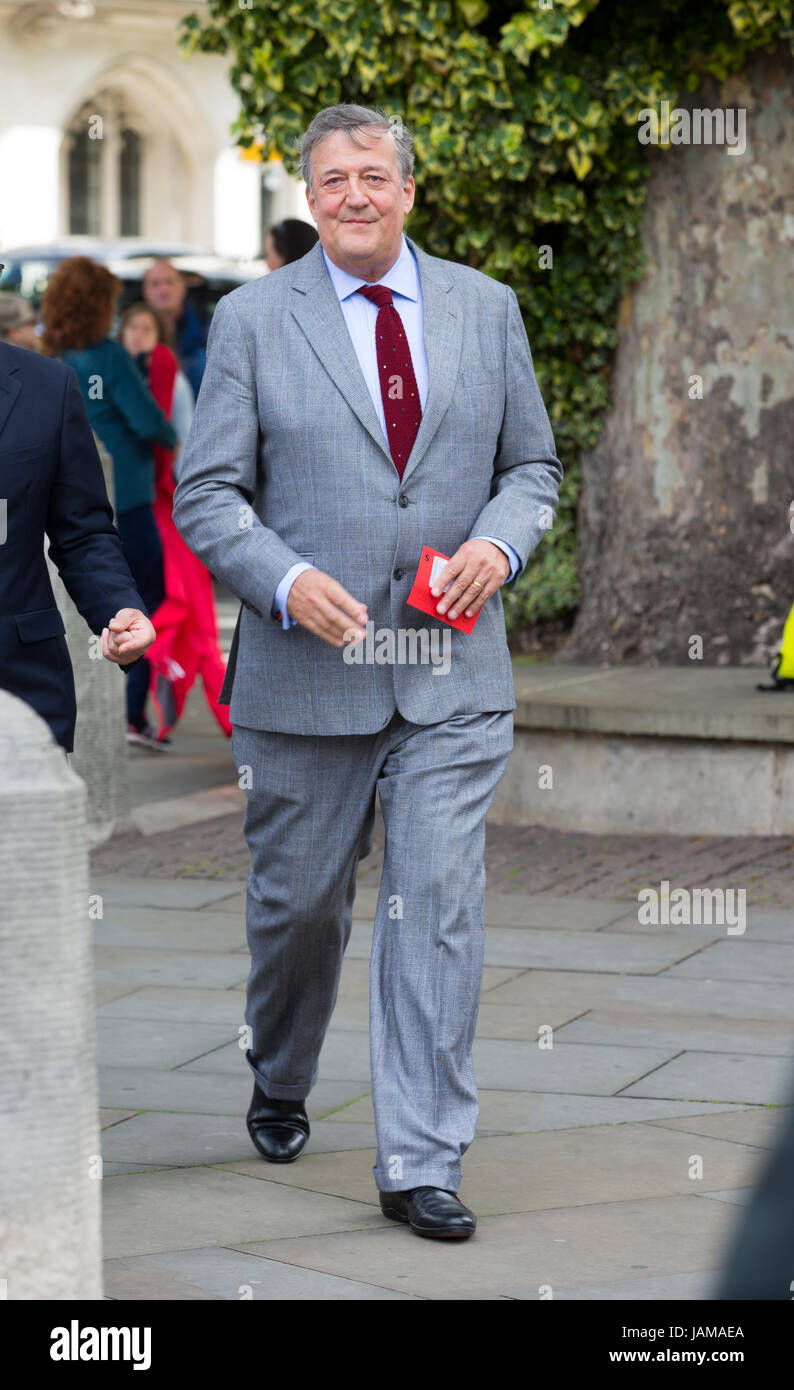 Il comico,autore e attivista, Stephen Fry, arriva per il memoriale di servizio per Ronnie Corbett a Westminster Abbey Foto Stock