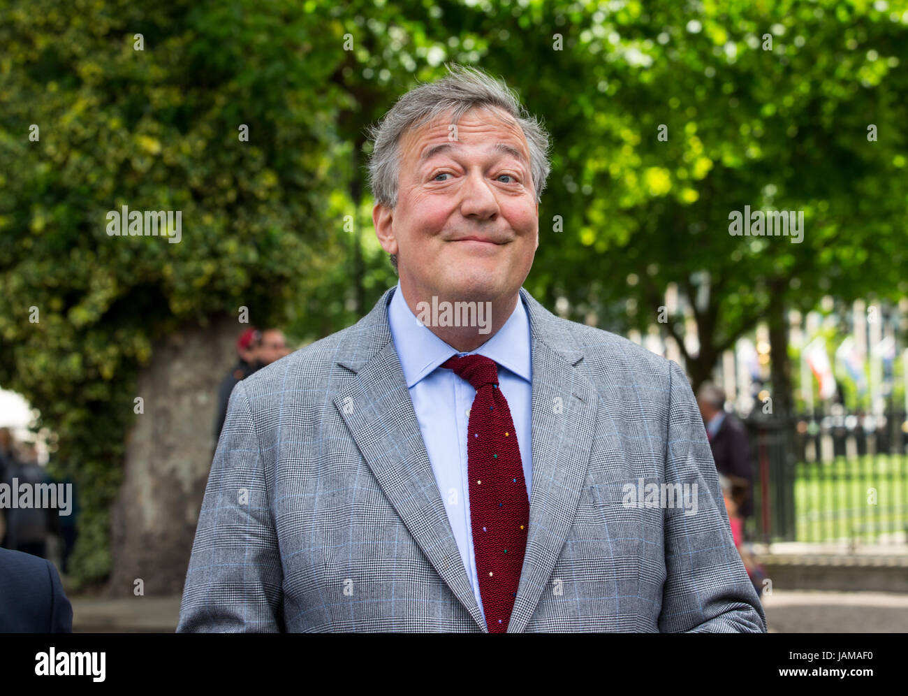 Il comico,autore e attivista, Stephen Fry, arriva per il memoriale di servizio per Ronnie Corbett a Westminster Abbey Foto Stock