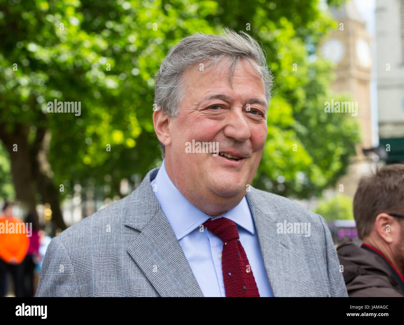 Il comico,autore e attivista, Stephen Fry, arriva per il memoriale di servizio per Ronnie Corbett a Westminster Abbey Foto Stock