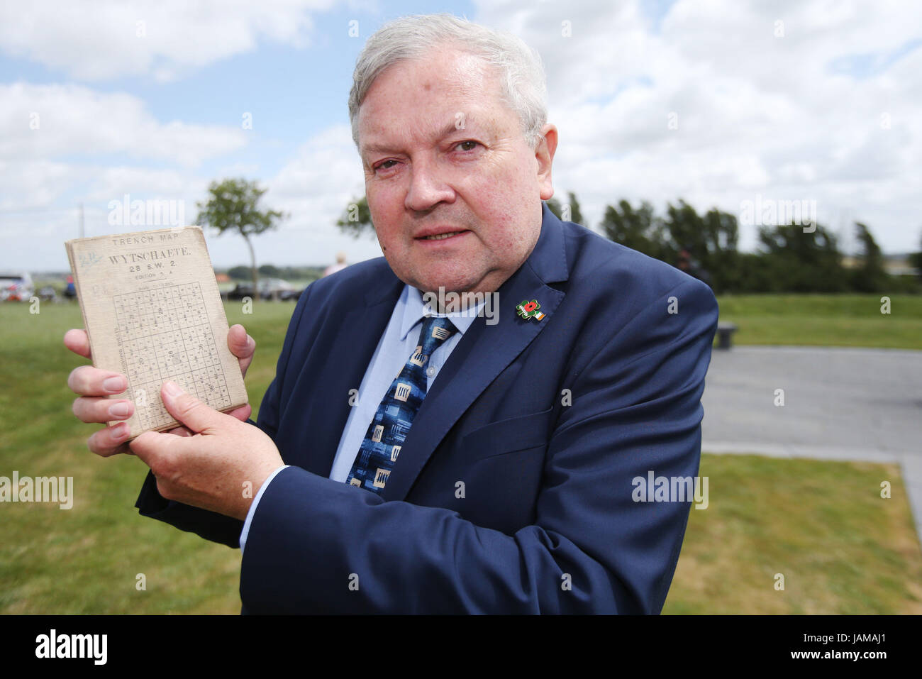 Brian Hanratty contiene una mappa del campo appartenente a suo padre Hanratty Alfie a seguito di una cerimonia presso l'isola di Irlanda Peace Park di Messines, Belgio per commemorare la battaglia di Messines Ridge. Foto Stock