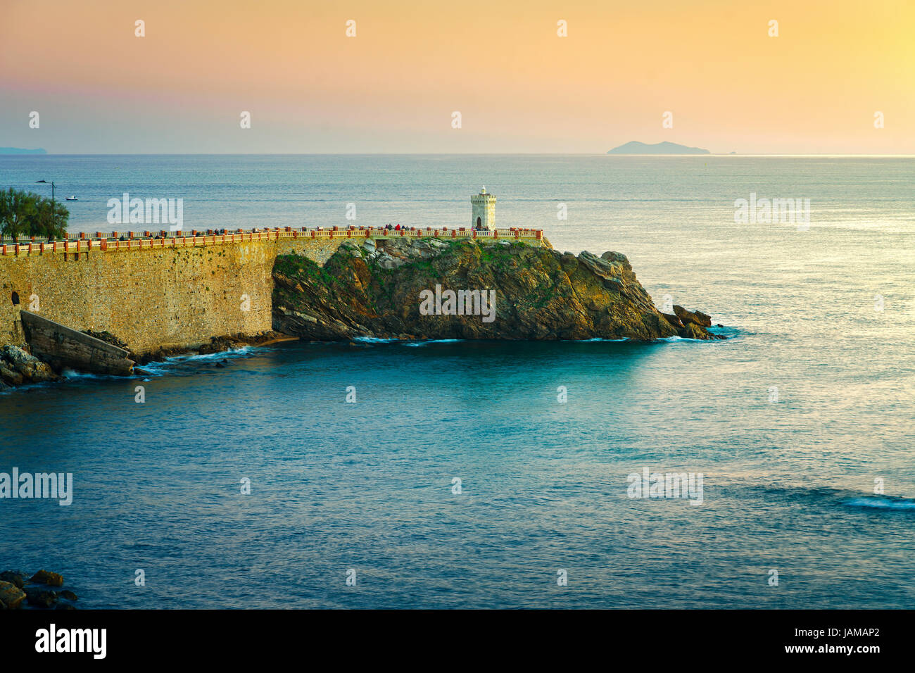 Piombino twilight vista panoramica sulla piazza Bovio, il faro e le rocce. Maremma Toscana Italia Foto Stock