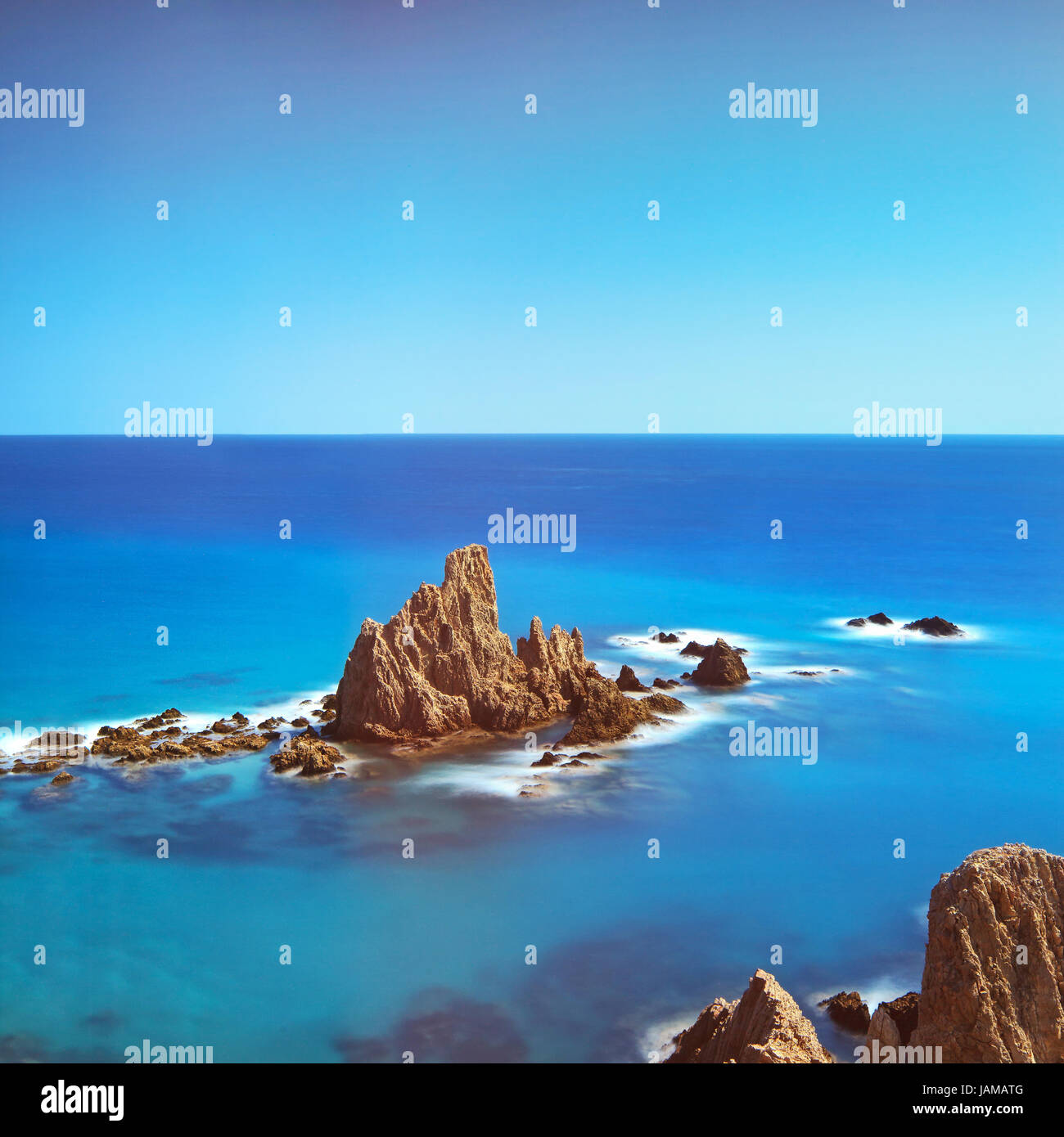 Cliff rocce e oceano vicino a Carboneras paesaggio costiero. Cabo de Gata Nijar Park, Andalusia, Spagna. Foto Stock