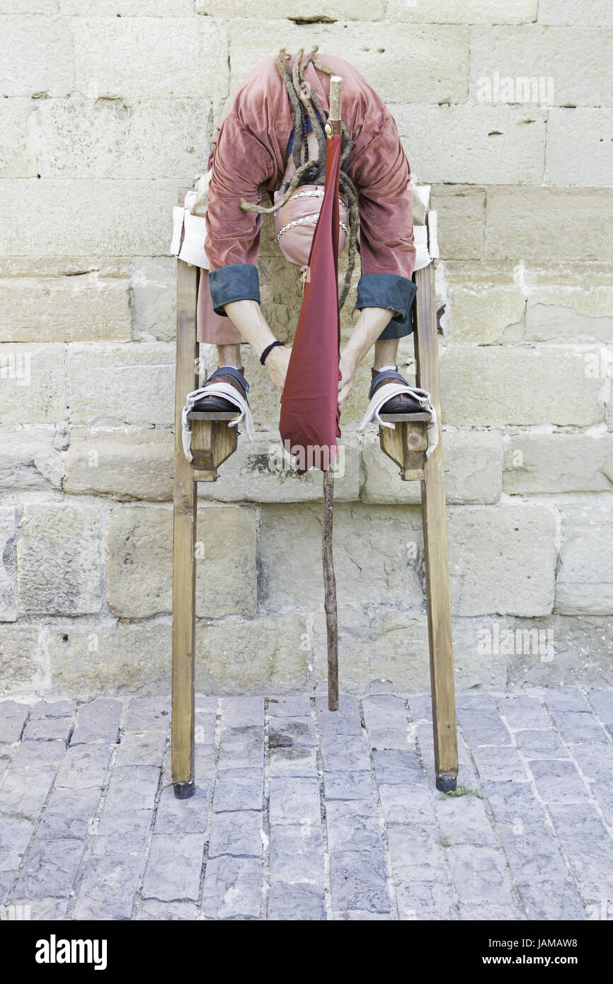 La gioventù su palafitte in festa medievale, spettacolo artistico Foto Stock