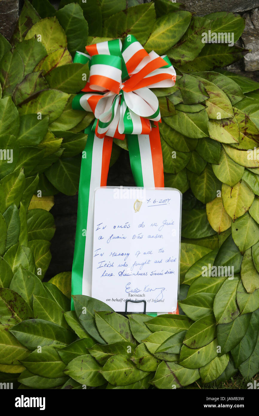 Un messaggio su una corona di cui dal Taoiseach Enda Kenny nel corso di una cerimonia presso l'isola di Irlanda Peace Park di Messines, Belgio per commemorare la battaglia di Messines Ridge. Foto Stock