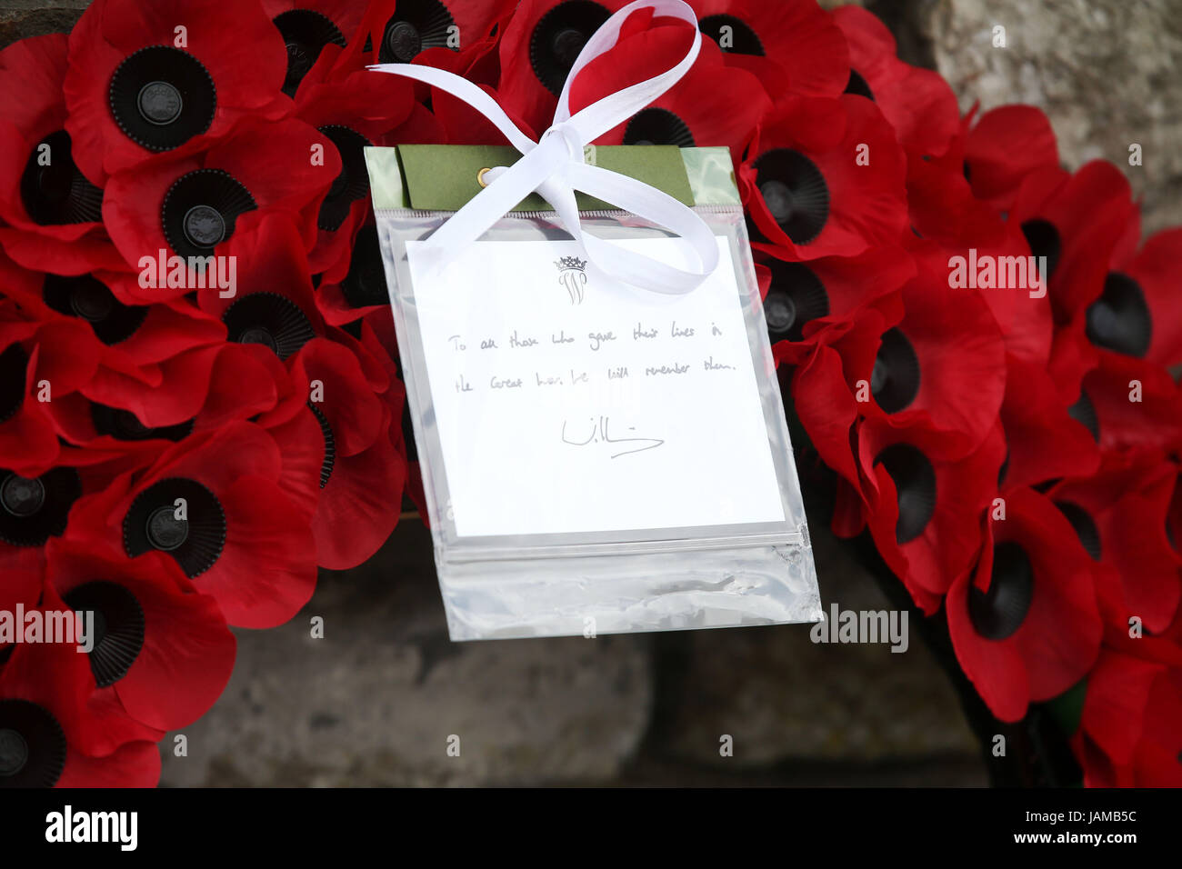 Un messaggio su una corona di cui dal Duca di Cambridge nel corso di una cerimonia presso l'isola di Irlanda Peace Park di Messines, Belgio per commemorare la battaglia di Messines Ridge. Foto Stock