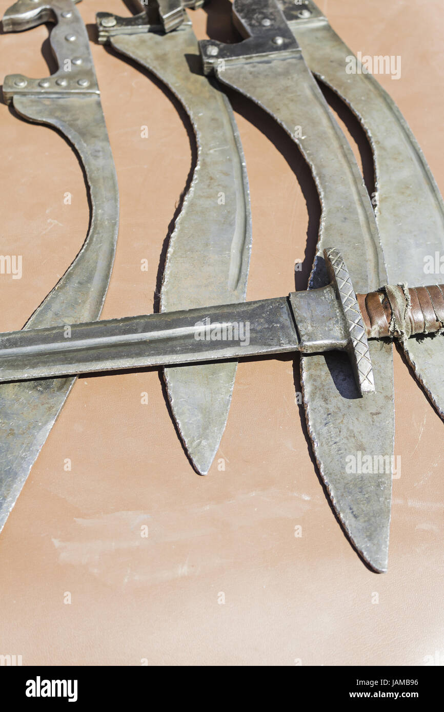 Spade e pugnali sharp vecchio mercato medievale, armi Foto Stock