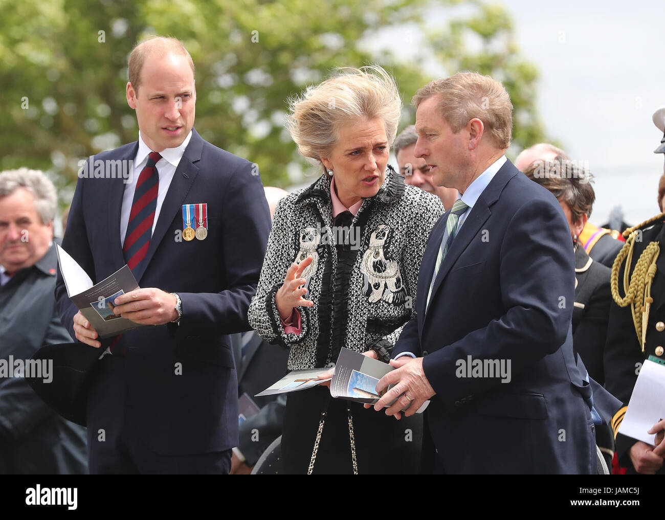 Il Duca di Cambridge, Principessa Astrid del Belgio e Taoiseach Enda Kenny (destra) davanti a una cerimonia presso l'isola di Irlanda Peace Park di Messines, Belgio per commemorare la battaglia di Messines Ridge. Foto Stock