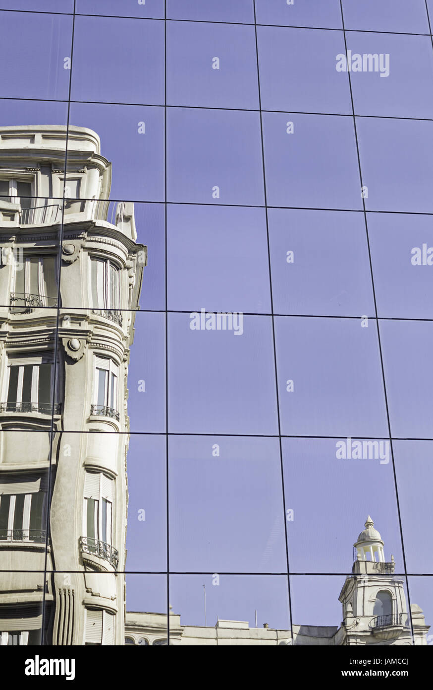 Edificio si riflette nelle aree urbane parete in vetro, costruzione e architettura Foto Stock