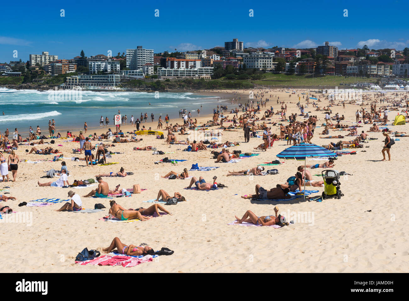 Un affollato Bondi Beach in un giorno d'estate. Sydney, NSW. Australia Foto Stock