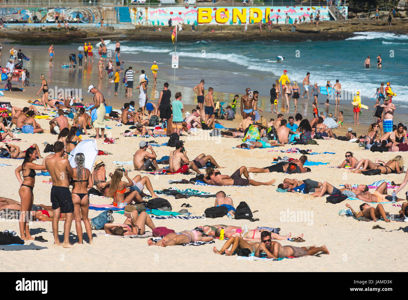 Un affollato Bondi Beach in un giorno d'estate. Sydney, NSW. Australia. Foto Stock