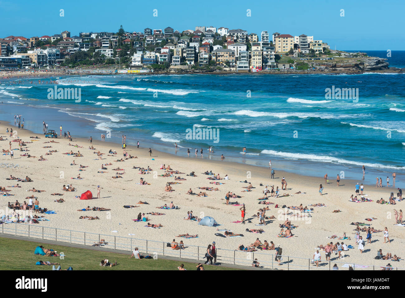 Un affollato Bondi Beach in un giorno d'estate. Sydney, NSW. Australia. Foto Stock