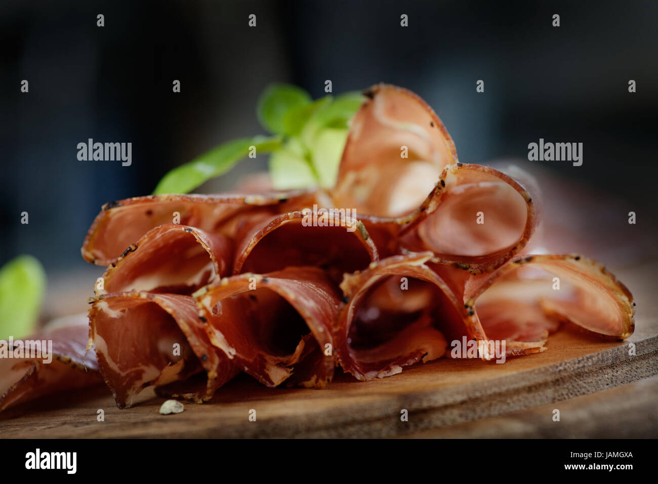 Carne di maiale essiccata collare prosciutto salame con erbe aromatiche Foto Stock