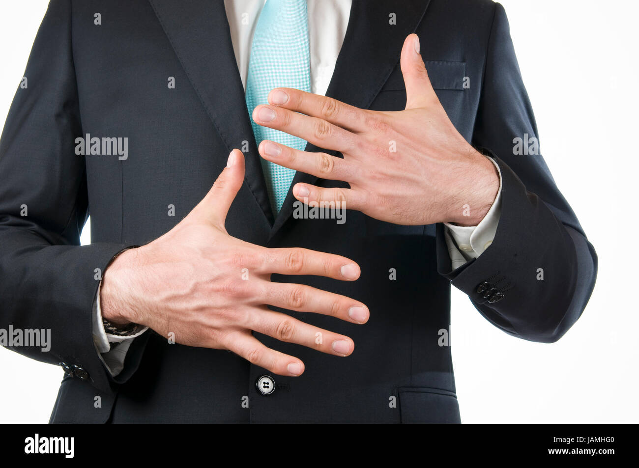 Brust-und-Bauch-Ansicht eines jungen Mannes im schwarzen Anzug mit vor sich gehaltenen Händen die '10' anzeigend (zehn dito) Foto Stock