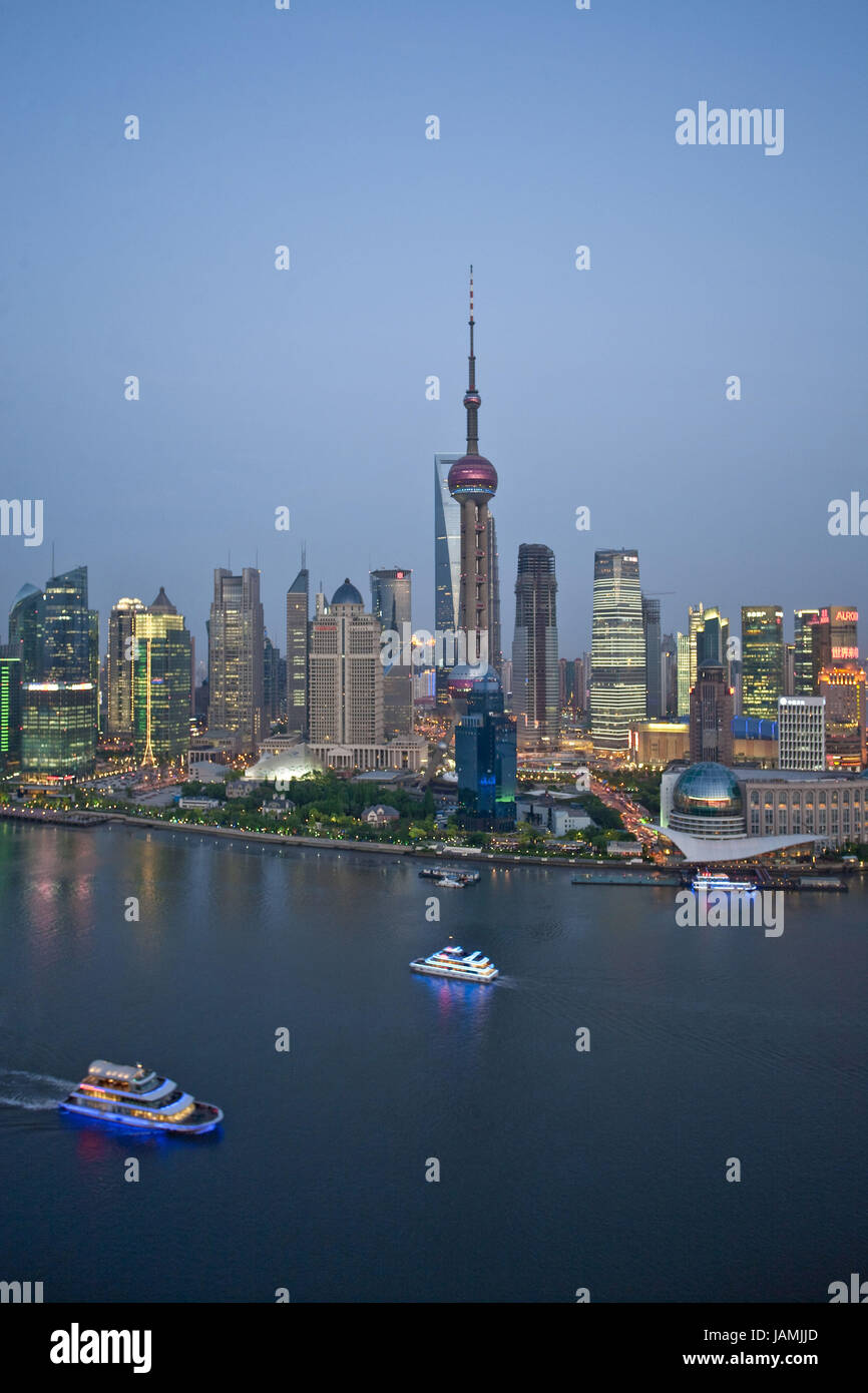Cina,Shanghai,quartiere Pudong,skyline,Oriente Pearl Tower,flusso Huangpu,navi,sera, Foto Stock