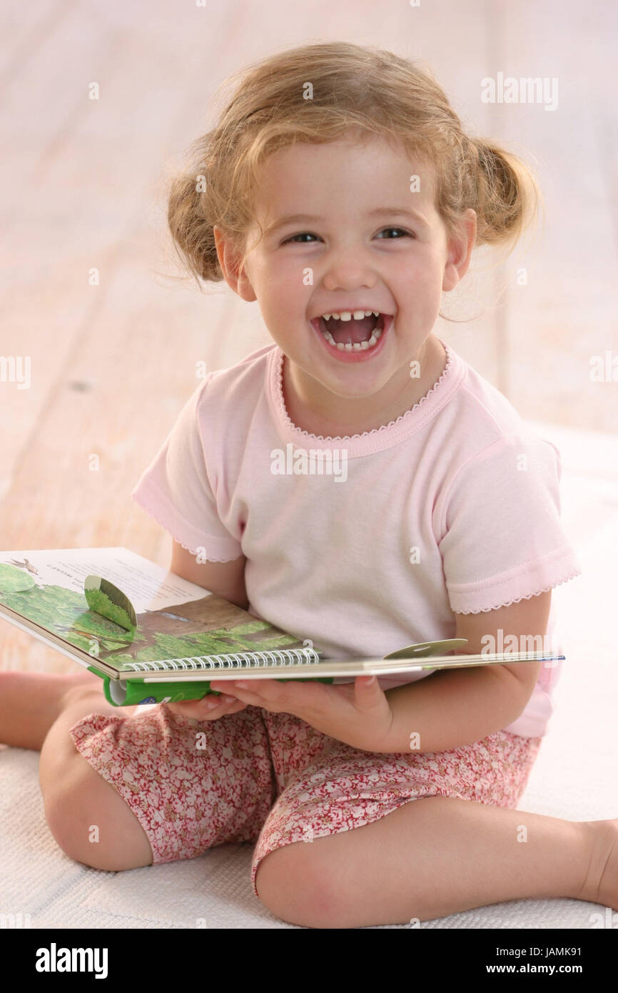 Bambino,ragazza,prenota,ridere,scorrimento,non liberamente per magazine publishing società mk/Rb non liberamente per tutti i prodotti per neonati e bambini prodotti mk/Rb non liberamente per il puzzle / giochi mk/Rb Foto Stock