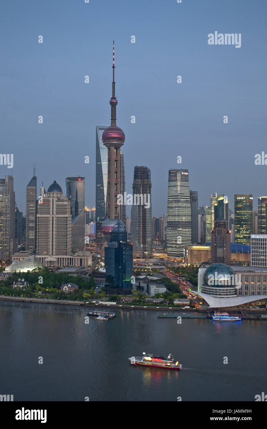 Cina,Shanghai,quartiere Pudong,skyline,Oriente Pearl Tower,flusso Huangpu,sera, Foto Stock
