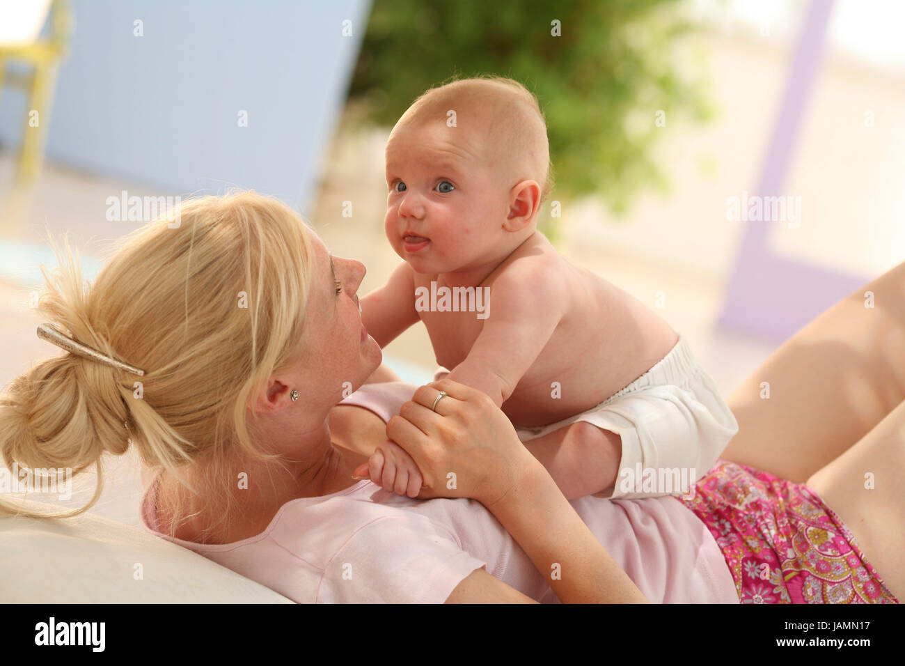 Il dado,baby,giro,fare ginnastica, Foto Stock