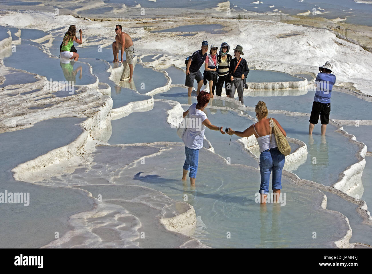 Turchia,Pamukkale,terrazze agglomerato,turisti,nessun modello di rilascio,dell'Anatolia,Westanatolien,calce terrazze agglomerato,terrazze,agglomerato,calce Calce agglomerato campi,calce terrazze,bagno di cembali,attrazione turistica,luogo di interesse,turismo,natura,uno spettacolo della natura,miracolo della natura,UNESCO-patrimonio culturale mondiale,fenomeno della natura,destinazione,persona,scattare una foto Foto Stock