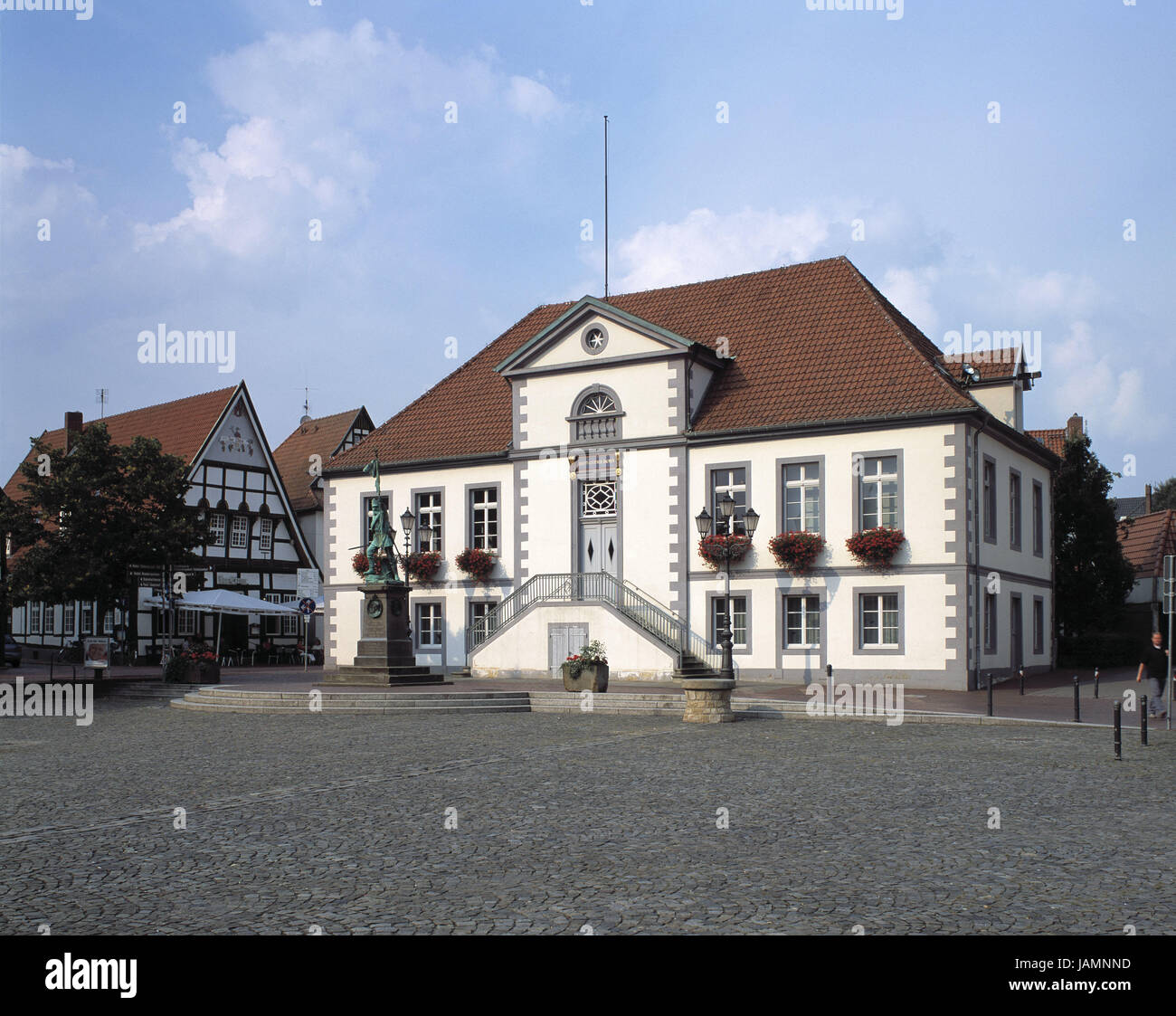 La germania,Bassa Sassonia,Quakenbrück,marketplace,municipio,l'estate,square,amministrazione edificio,all'esterno,tipo paese,costruzione,facciata,l'architettura,stile architettonico,CLASSICISMO, Foto Stock