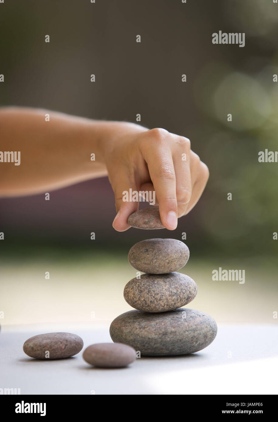 Torre in pietra,mano,pietre,pila,precisione,batch,all'esterno,a circa uno all'altro,torre,impilate,oggetto,pebble,dito,l'equilibrio,delicatamente,medie close-up, Foto Stock
