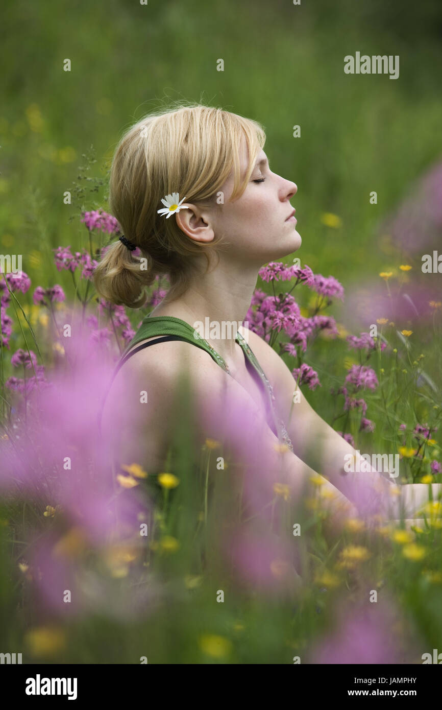 Donna,siedono giovani,flower meadow,take it easy, Foto Stock
