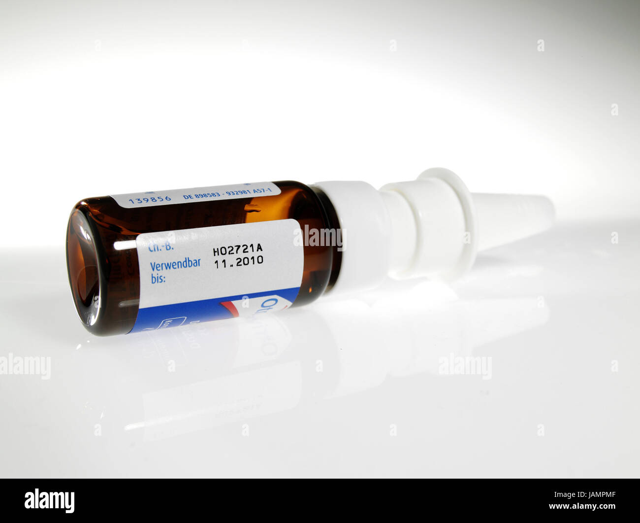 Spray Nasale,bottiglia,etichetta,medicina,farmaco,flacone di farmaco,spray,la bottiglia spray,Dosierfläschchen,Dosierspray,giacciono,numero di registrazione,carico,data di scadenza,data di scadenza,data di scadenza,usabilità,freddo,corizza,corizza spray,oggetto fotografia,studio,Frei della targa, Foto Stock