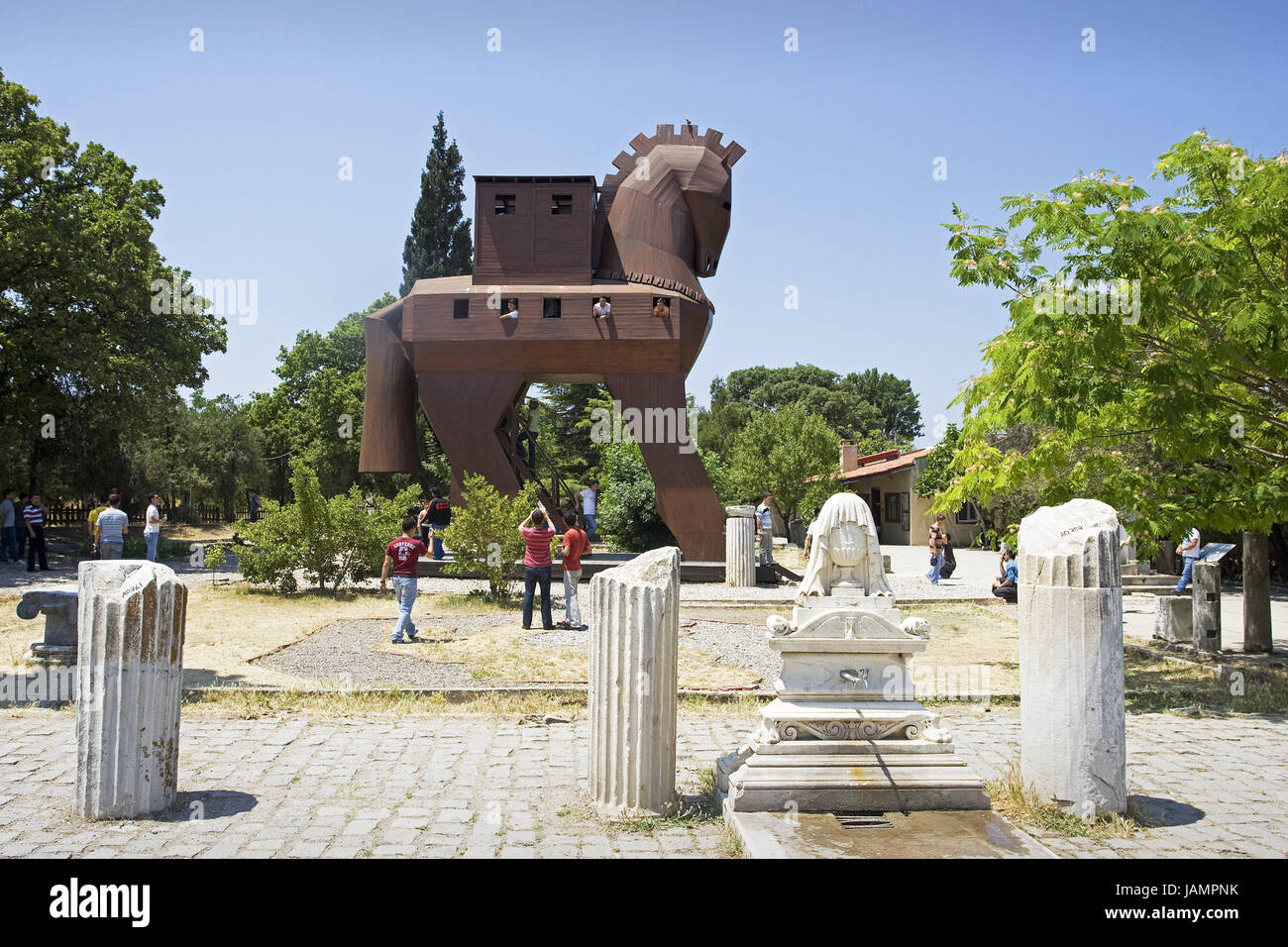 Turchia,Troy,cavallo di Troia,tourist,nessun modello di rilascio,west coast,cavallo di legno,in legno,struttura,costruzione,blocco cavo,legenda,conquista,luogo di interesse,mitologia,all'esterno,Persone,visitatori,turismo, Foto Stock