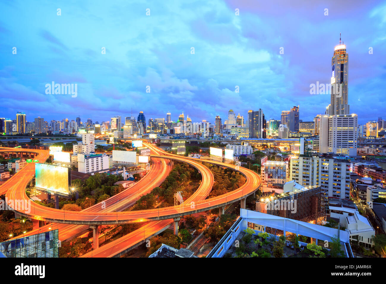 Autostrada di Bangkok al crepuscolo con skyline in Thailandia Foto Stock