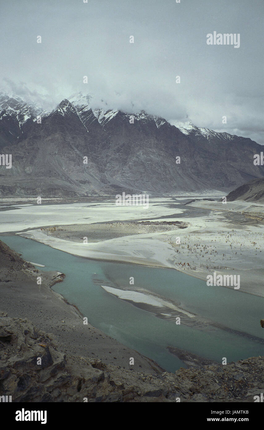 Il Pakistan,Baltistan,Skardu,Karakorumgebirge,flux Indus,Asia,escursioni,Vista,montagne,montagne,l'acqua,l'Himalaya,Karakorum,corsa,valley,scenario,larghezza,distanza,deserta,cloudies, Foto Stock