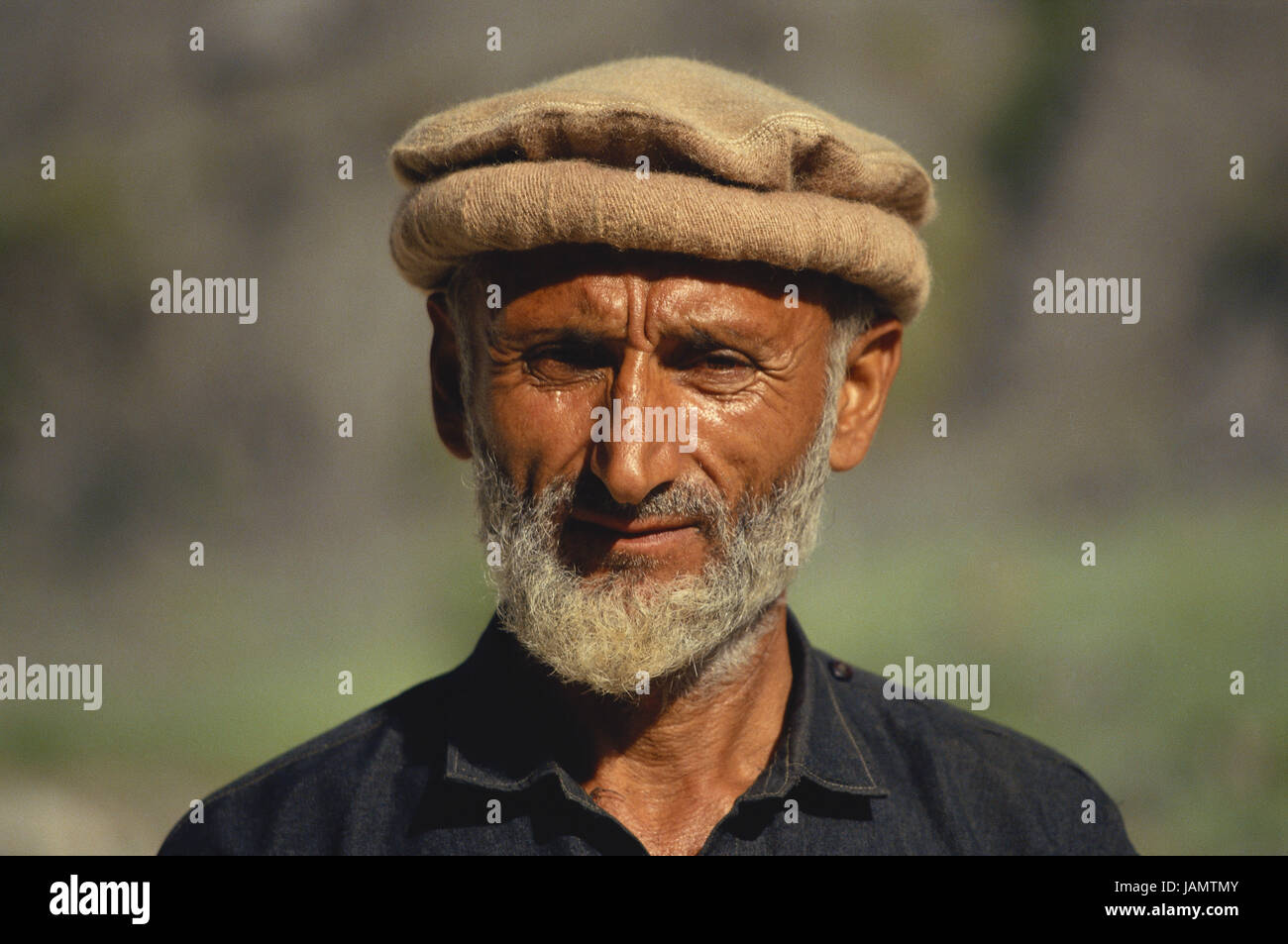 Il Pakistan,Kafiristan,boss,Paschtune,cappello di lana,ritratto,nessun  modello di rilascio,Asia,locali, abbigliamento,  copricapo,persona,l'uomo,barba,grey-haired,swarthy,corsa,all'esterno Foto  stock - Alamy
