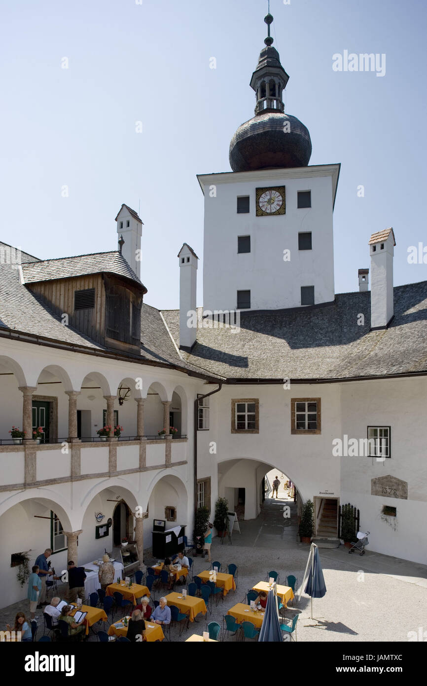 Austria,sale proprietà camera,Gmunden,posto di blocco,cortile interno,turistiche, Austria superiore,penisola,mare,blocco serratura,moated castle,corte,stile architettonico,stile tardo gotico,ristorante,luogo di interesse,turismo,persona, Foto Stock