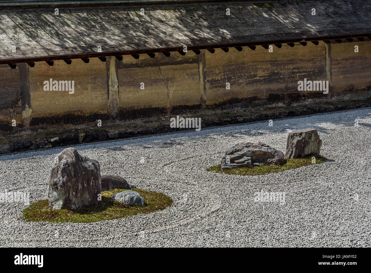 Karesansui, rastrellata giardino di roccia, il tempio di Ryoanji. Tipica giapponese giardino zen. Foto Stock