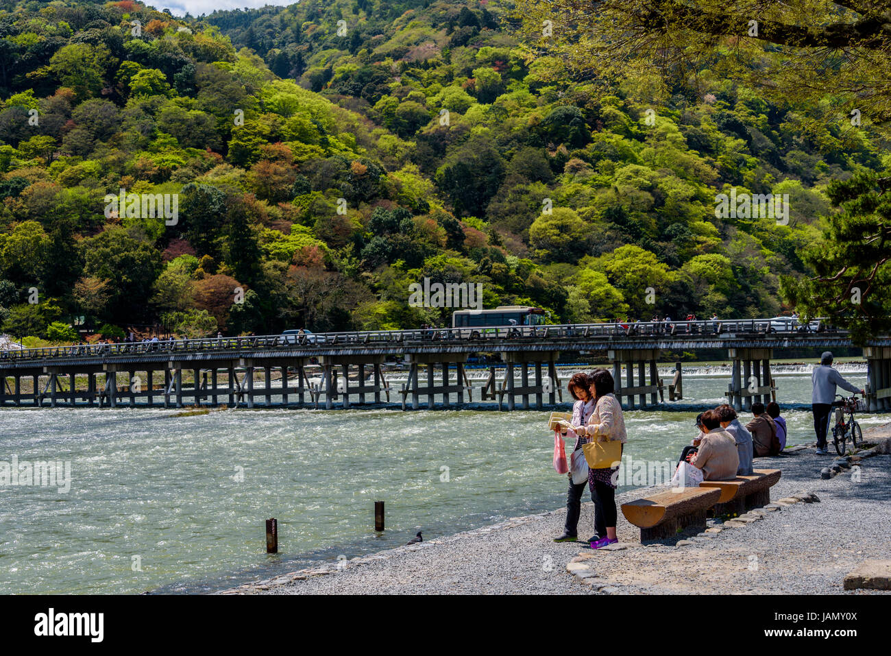 Ponte Togetsukyo landmark attraversando il fiume Katsura. Arashiyama. Foto Stock