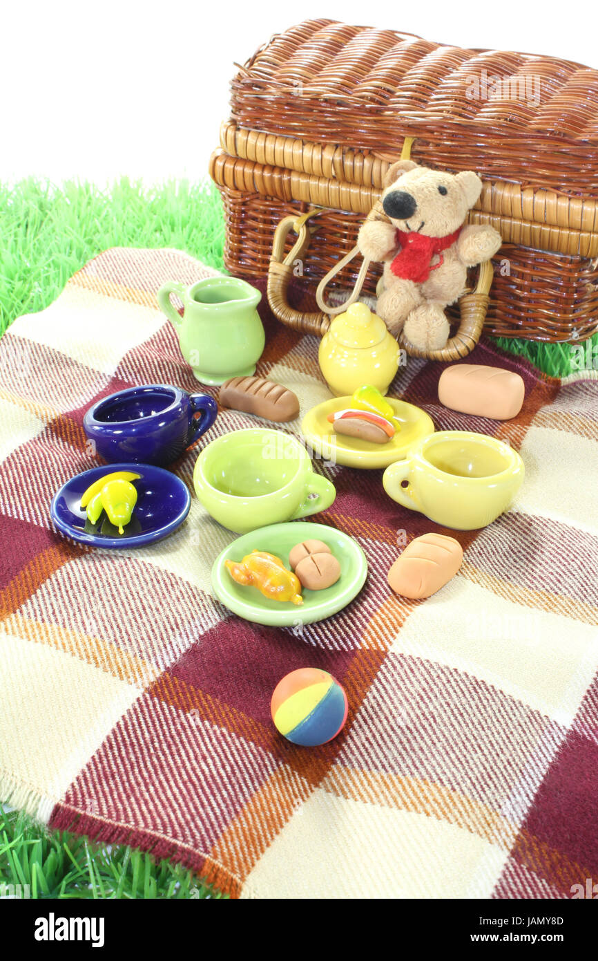 Picknick mit Familie, palla, Korb, Decke und Geschirr auf hellem Hintergrund Foto Stock