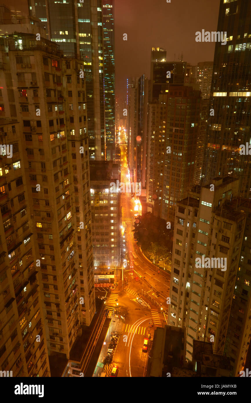Il traffico su strada elettrico durante la notte, e edifici di appartamenti, la Causeway Bay di Hong Kong, Cina Foto Stock