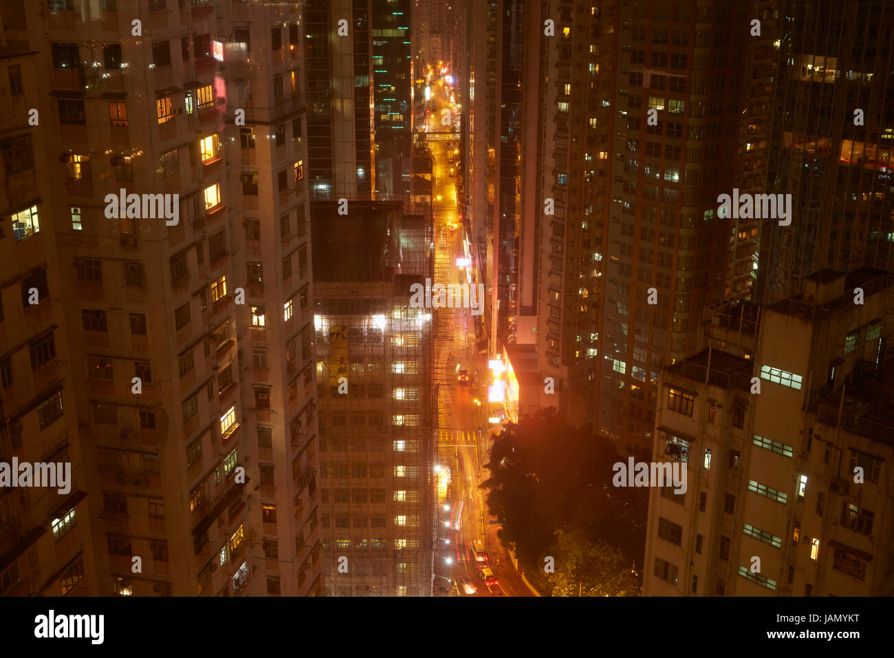 Il traffico su strada elettrico durante la notte, e edifici di appartamenti, la Causeway Bay di Hong Kong, Cina Foto Stock