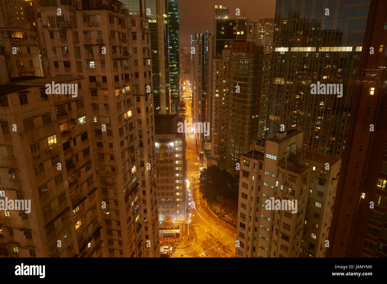 Il traffico su strada elettrico durante la notte, e edifici di appartamenti, la Causeway Bay di Hong Kong, Cina Foto Stock