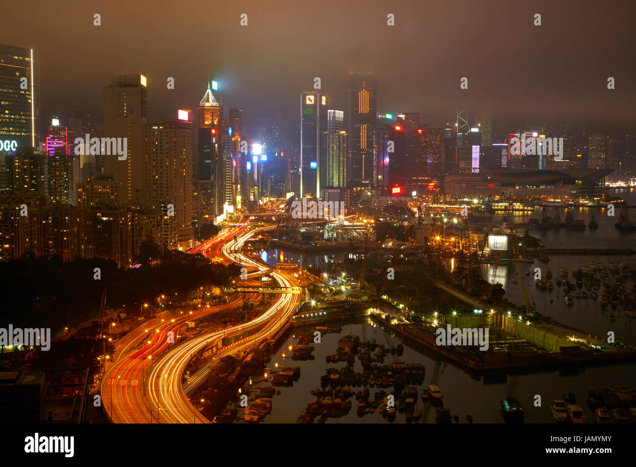 Isola di corridoio Est autostrada, Causeway Bay e grattacieli di Wan Chai e Central, Hong Kong, Cina Foto Stock