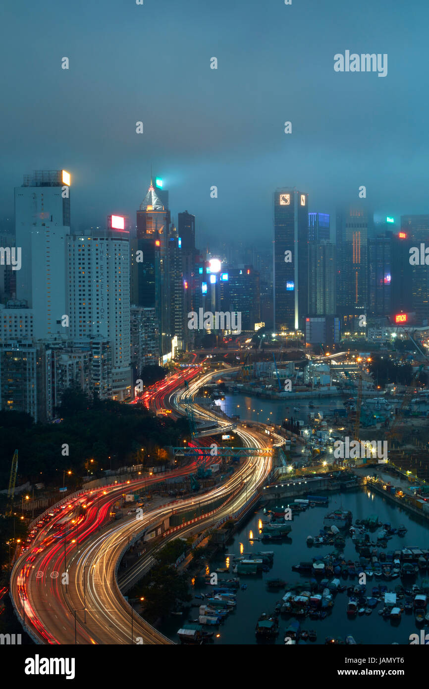 Isola di corridoio Est autostrada, Causeway Bay e grattacieli di Wan Chai e Central, Hong Kong, Cina Foto Stock
