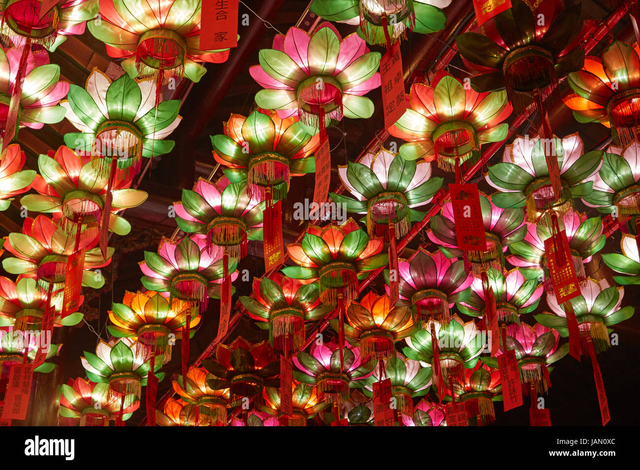 Lanterne nel centro storico di Pak Tai tempio (1863), Wan Chai, Isola di Hong Kong, Hong Kong, Cina Foto Stock