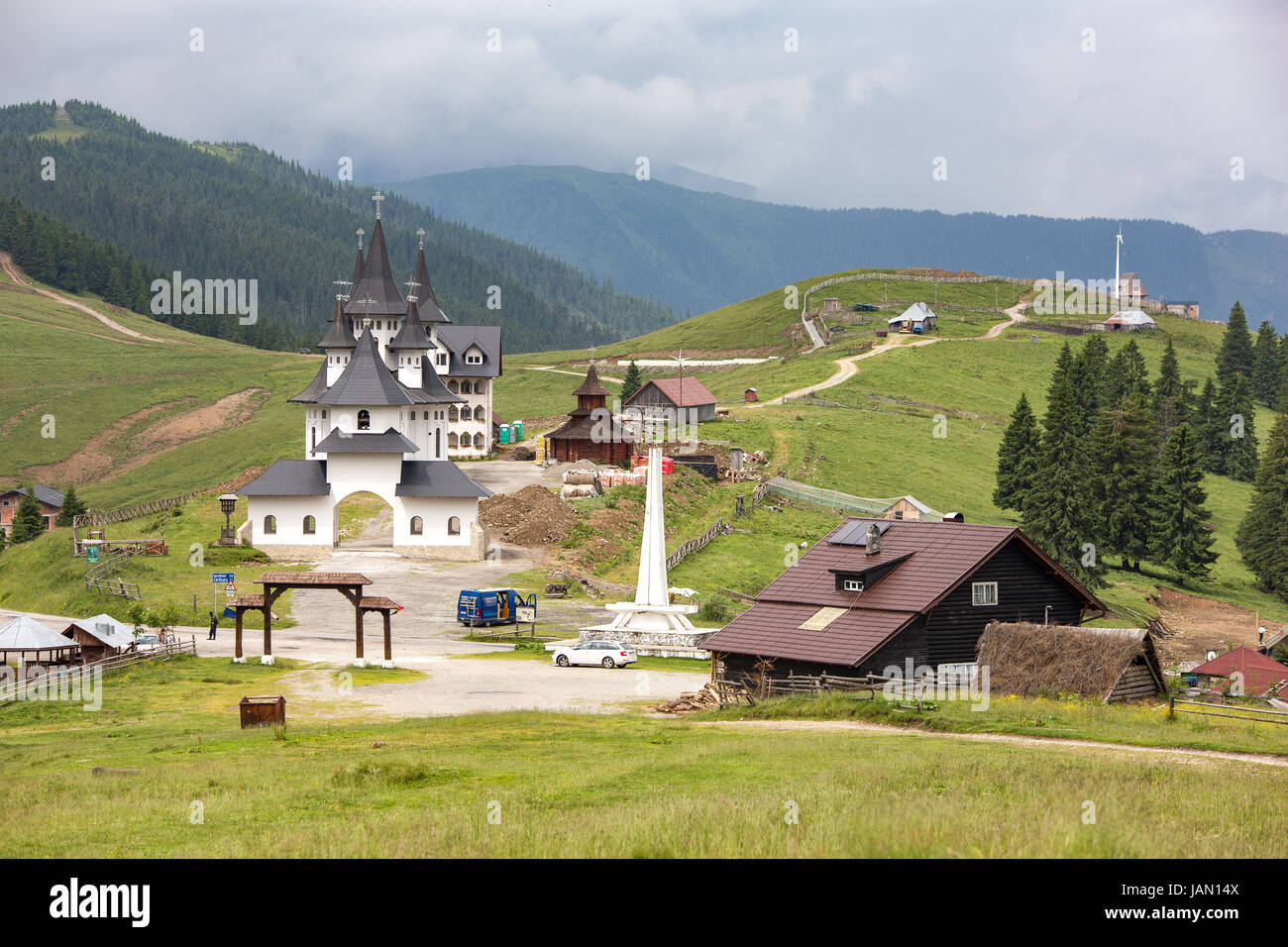 Paesaggi rumeno campagna, acque, laghi, montagne e villaggi. Vacanze nella natura dei Carpazi, vacanze in Romania, punti di riferimento posti interessanti Foto Stock