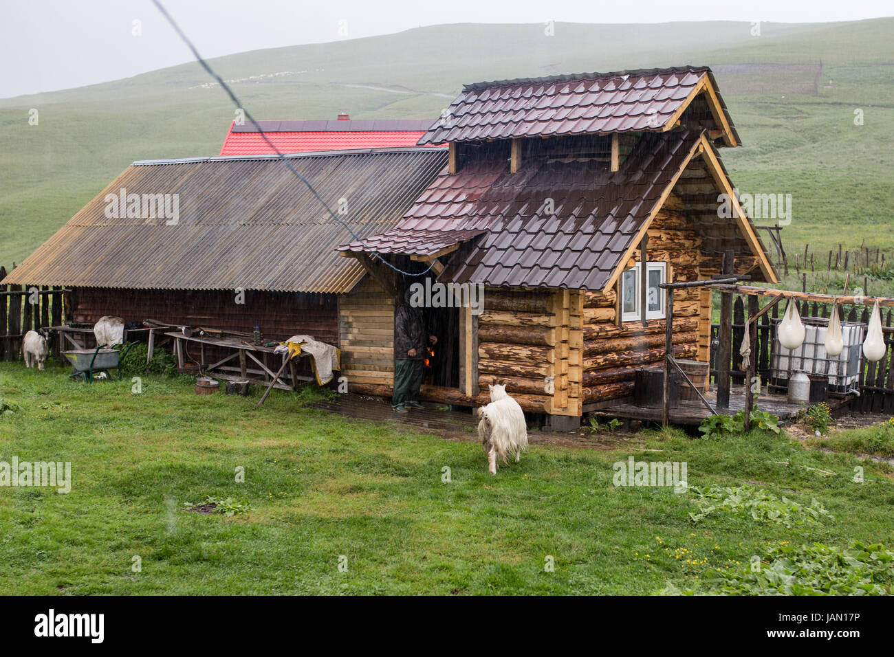 Campagna rumena, casari, vecchio processo tradizionale, il focolare al centro della casa. Maramures mountains. Foto Stock