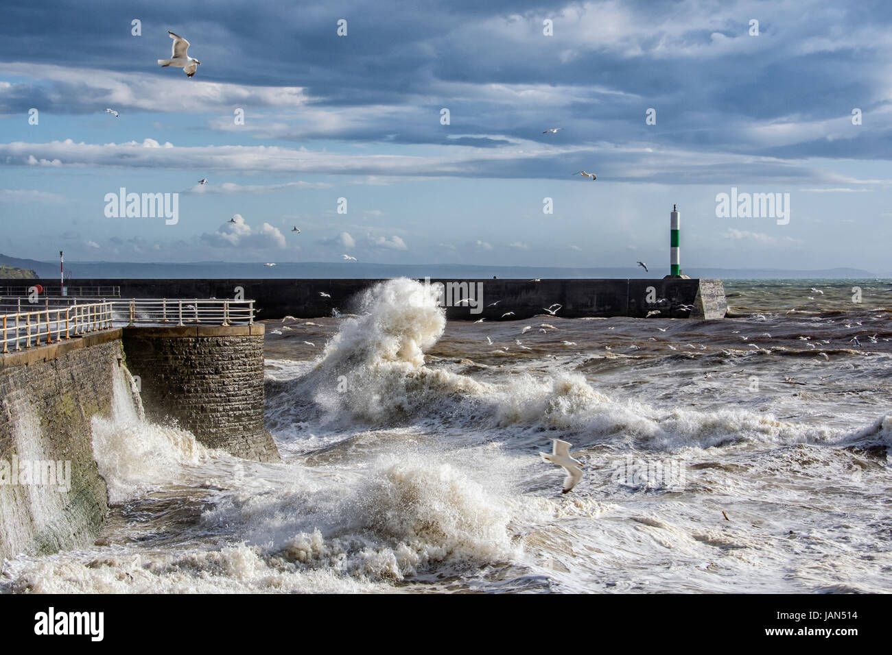 Aberystwyth's promenaded essendo martoriata da una molla tempesta . Foto Stock